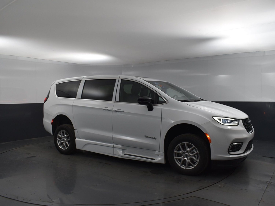 New 2025 Chrysler Pacifica SELECT PLUS - BraunAbility Side Entry Entry In Floor Automatic Ramp