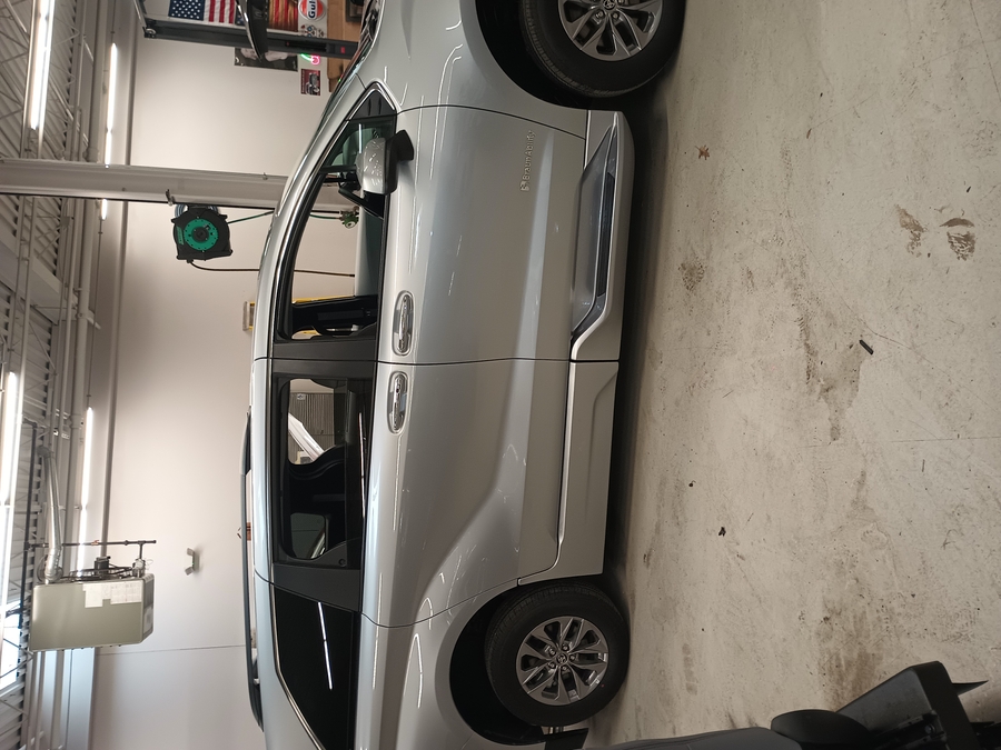 Silver Toyota Sienna image number 14