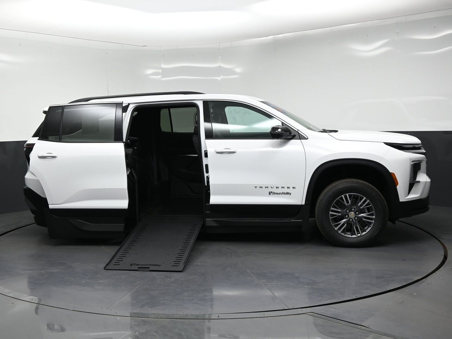 New 2026 Chevrolet Traverse 1LT - BraunAbility Side Entry In Floor Automatic Ramp