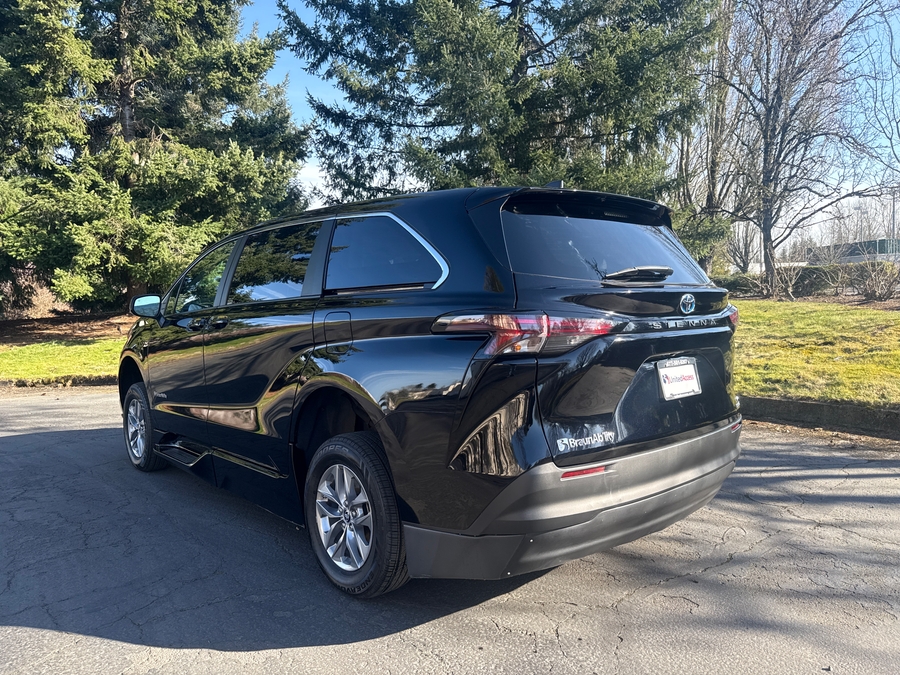 Used 2024 Toyota Sienna Hybrid LE Base - BraunAbility Side Entry Entry Fold Out Automatic Ramp