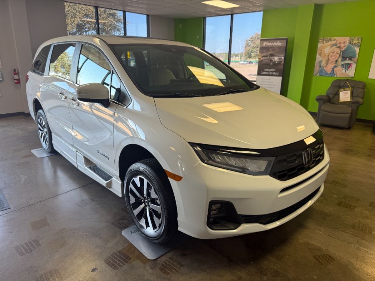 White Honda Odyssey image number 7