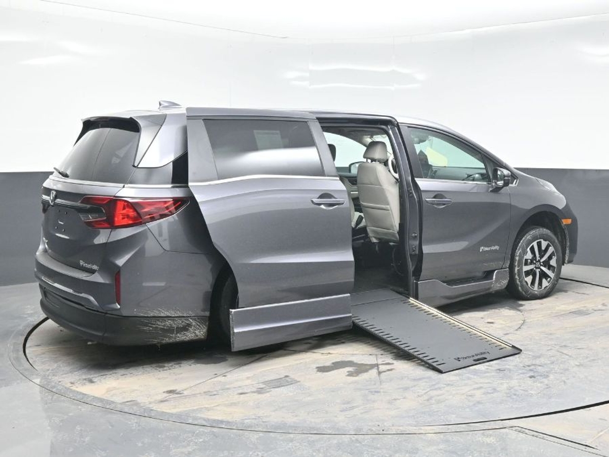 Grey Honda Odyssey image number 7