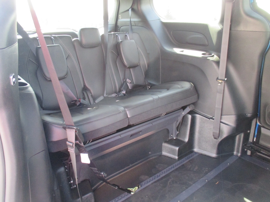 Blue Chrysler Pacifica image number 10