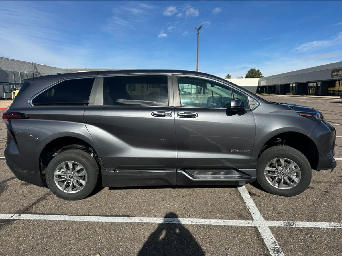 2025 TOYOTA SIENNA - Image 10