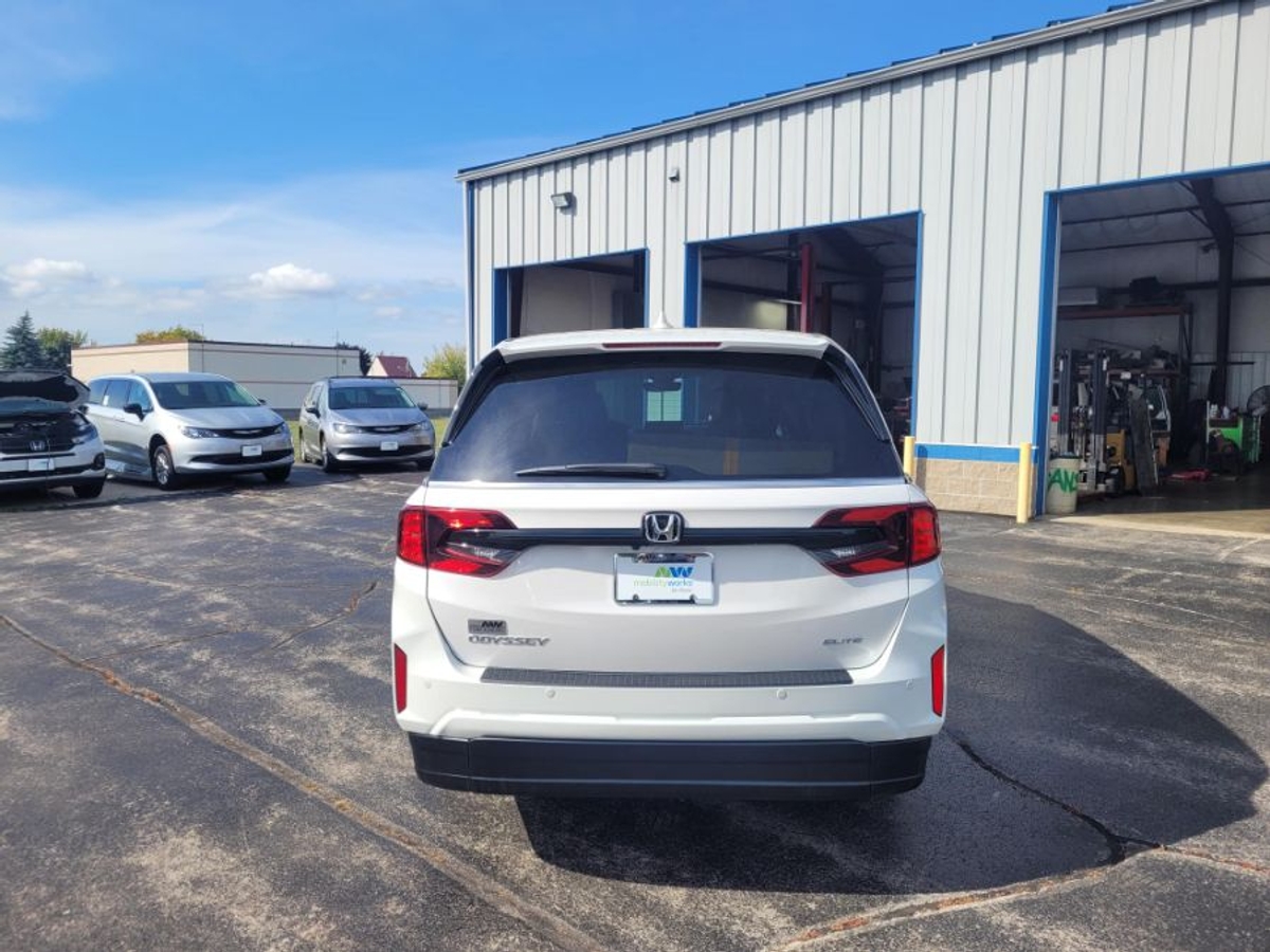 White Honda Odyssey image number 10