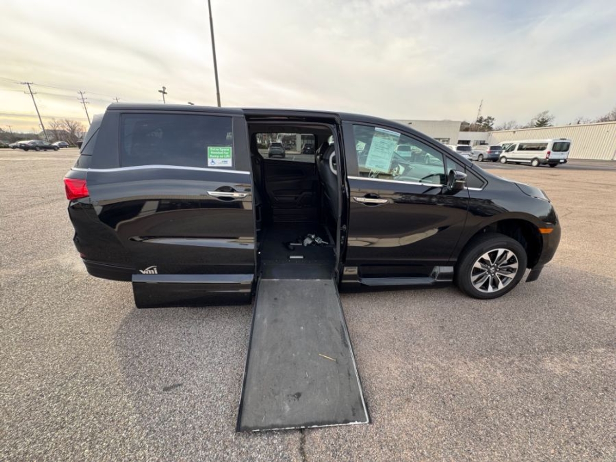 Black Honda Odyssey image number 9
