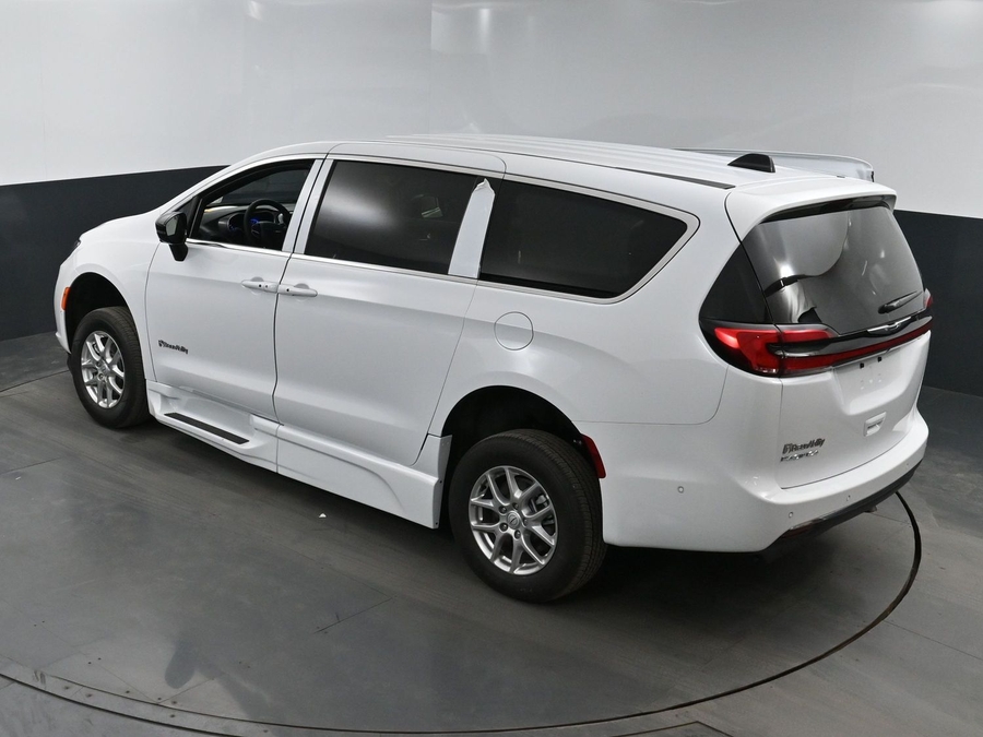 New 2025 Chrysler Pacifica Select Safety - BraunAbility Side Entry Entry Fold Out Automatic Ramp