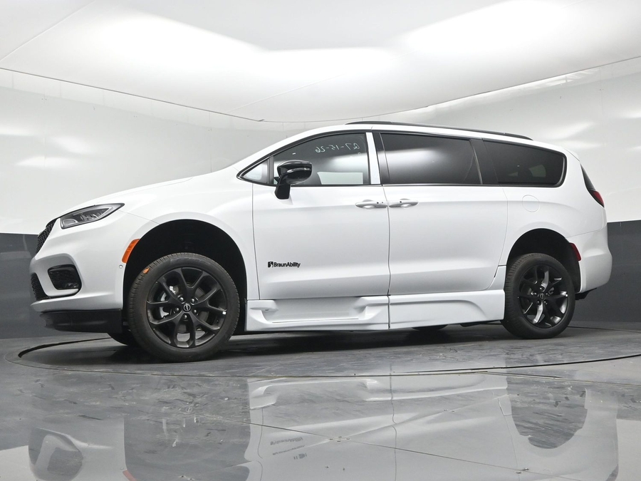 New 2026 Chrysler Pacifica Select Sport - BraunAbility Side Entry Fold Out Automatic Ramp
