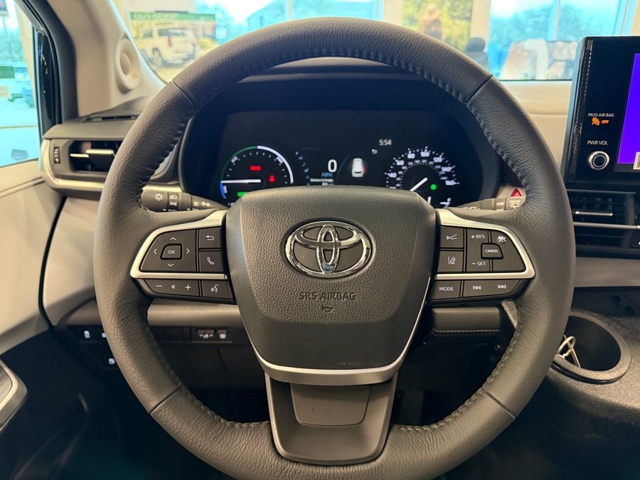 Black Toyota Sienna image number 15