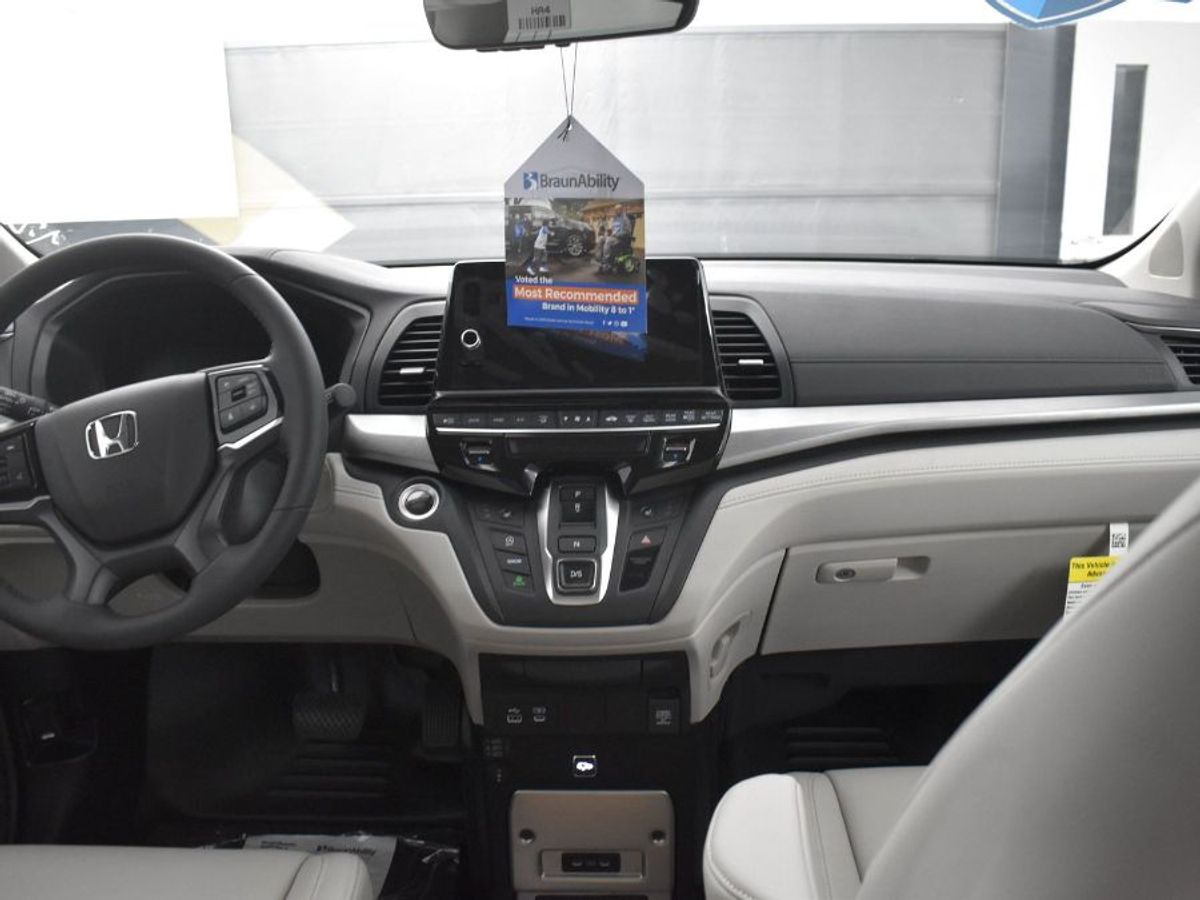 Silver Honda Odyssey image number 12