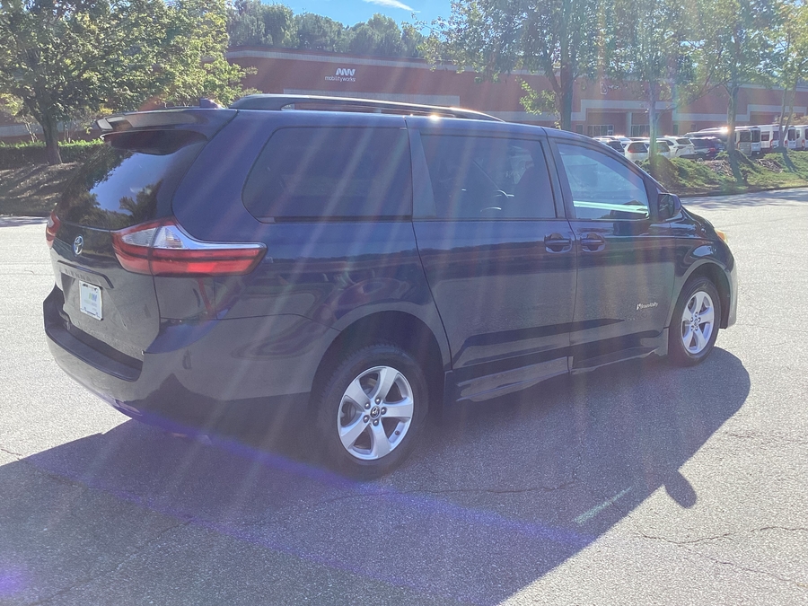  Toyota Sienna image number 5