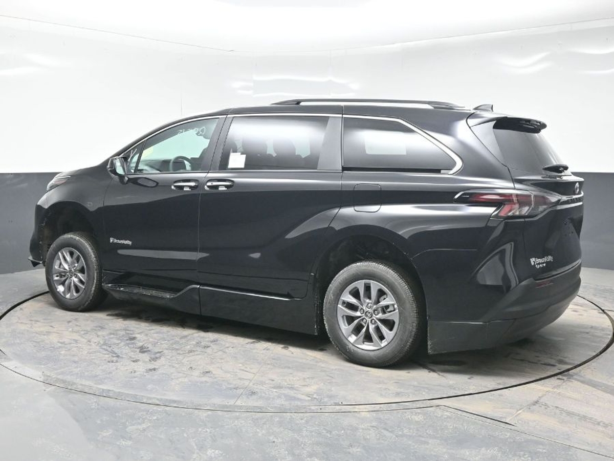 Black Toyota Sienna image number 3