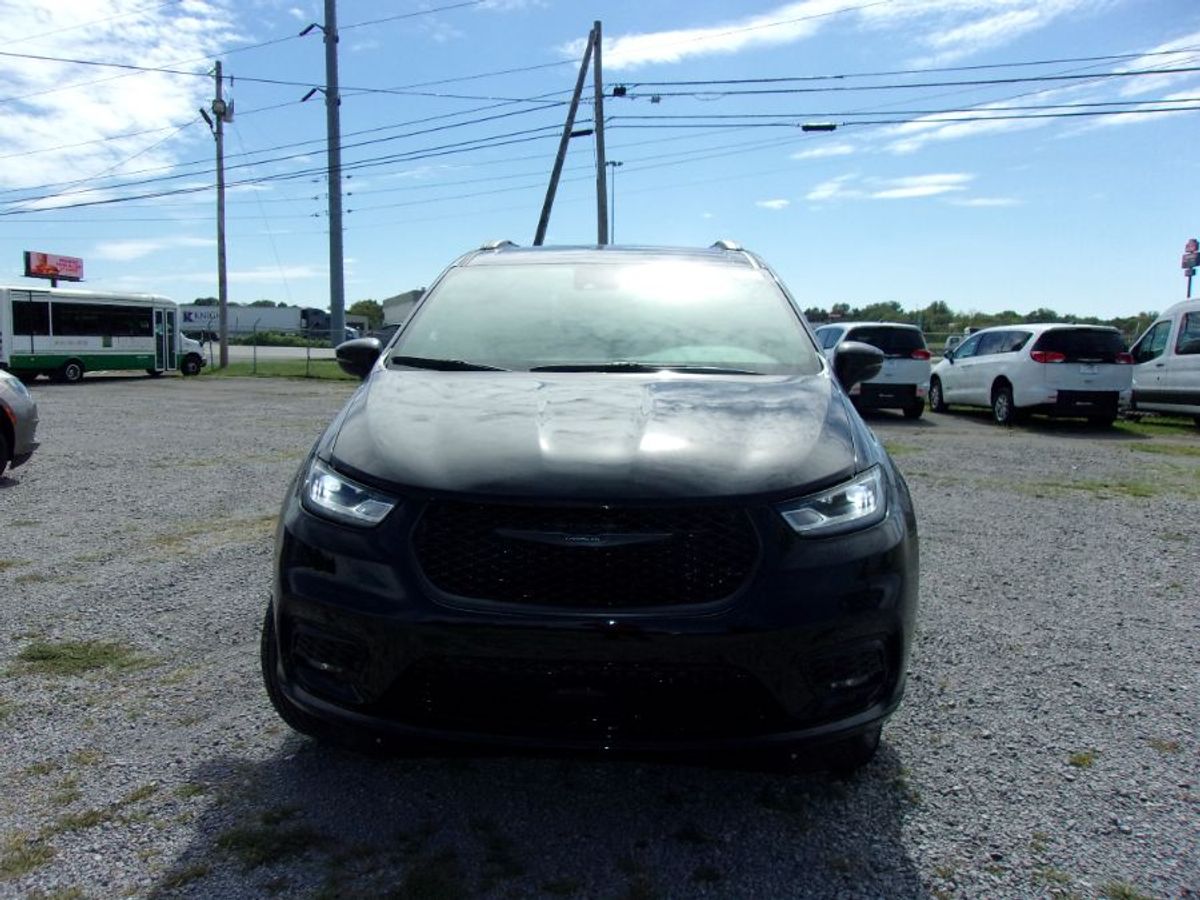 Black Chrysler Pacifica image number 3