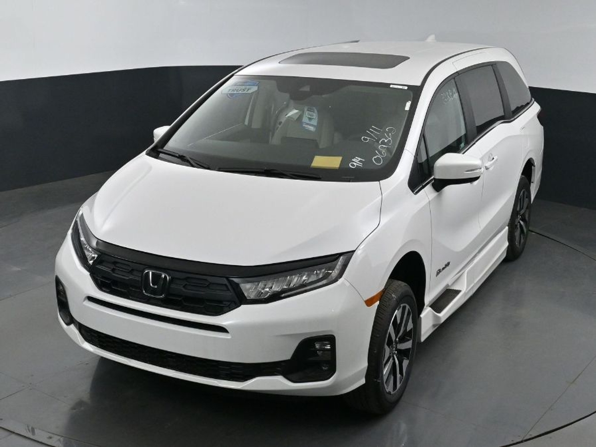 White Honda Odyssey image number 23