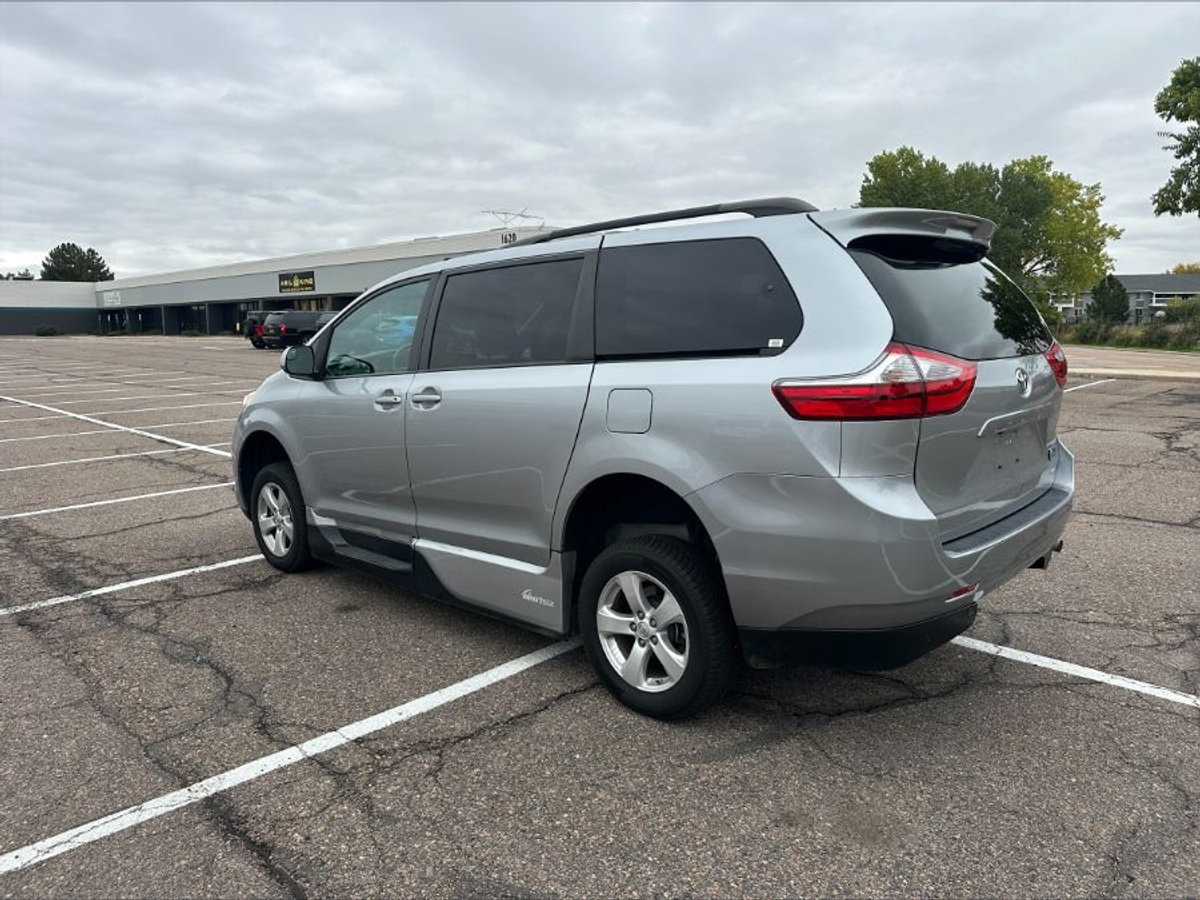 2017 TOYOTA SIENNA - Image 19