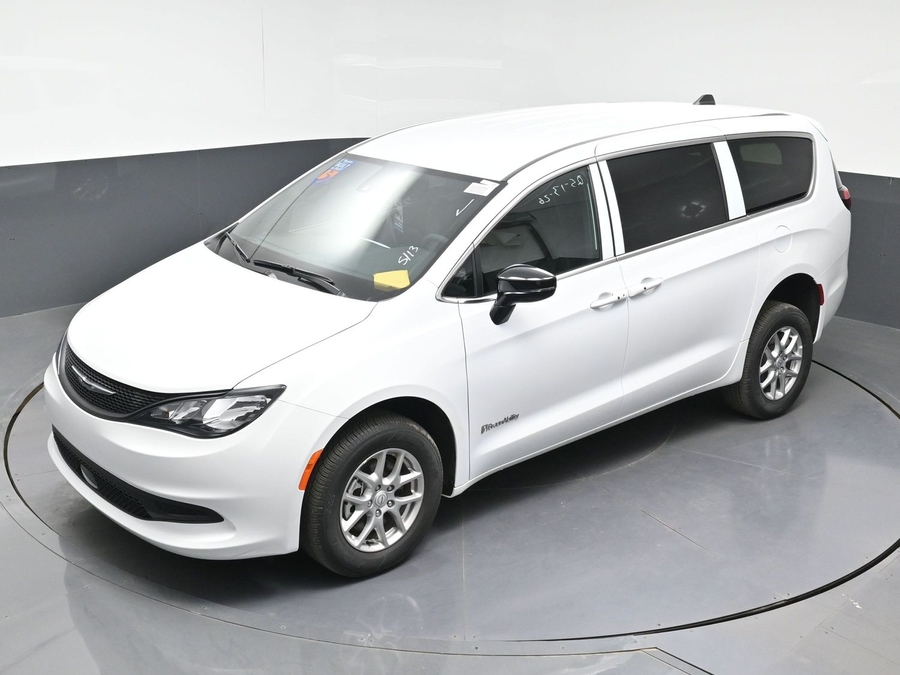 White Chrysler Voyager image number 12