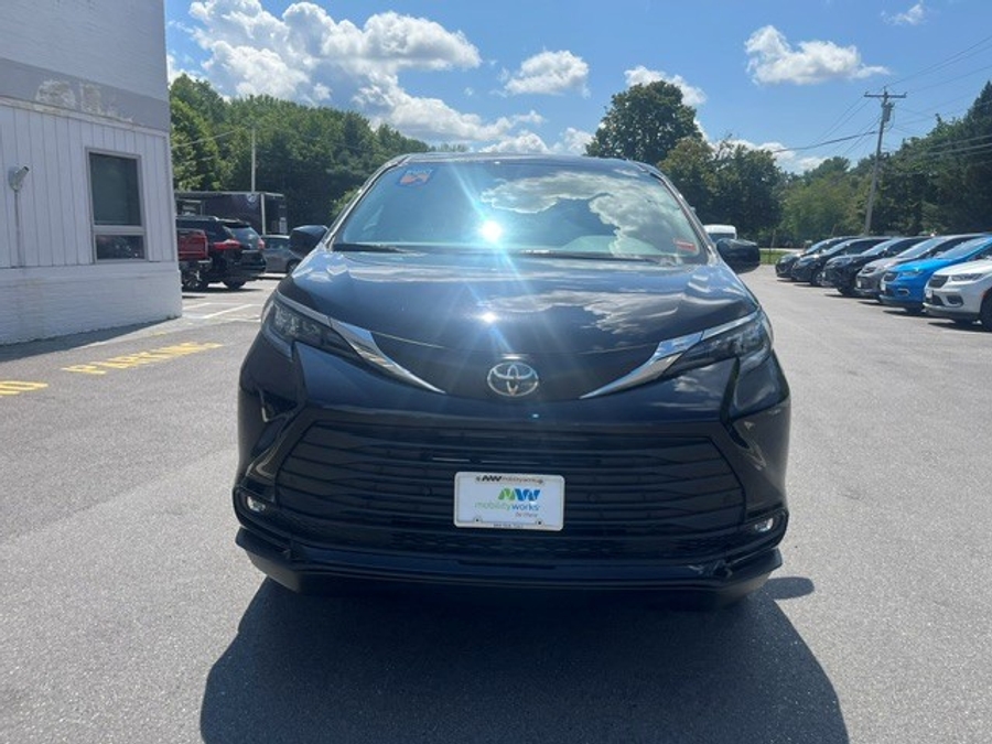 Imagen de la Toyota Sienna negra número 4