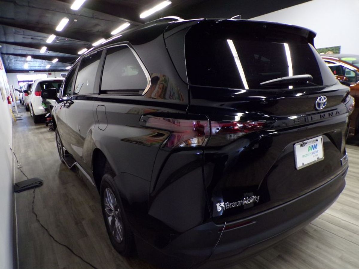 Black Toyota Sienna image number 7