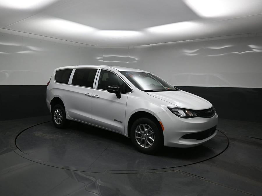 White Chrysler Voyager image number 16