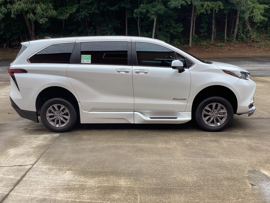 White Toyota Sienna image number 6