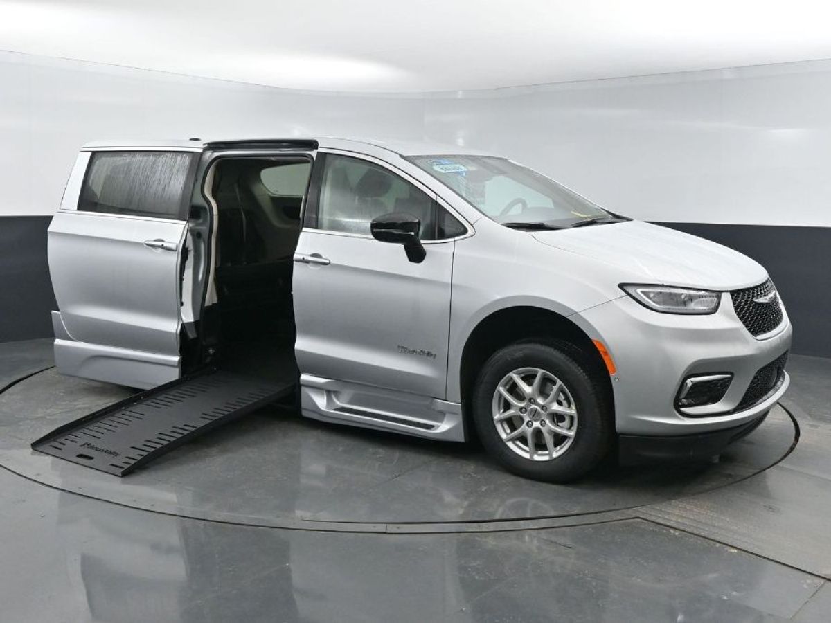 Silver Chrysler Pacifica image number 18