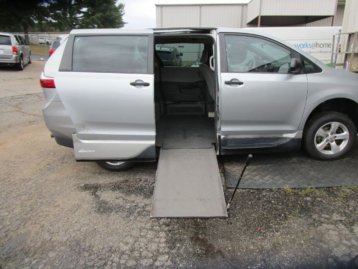2015 TOYOTA SIENNA - Image 4