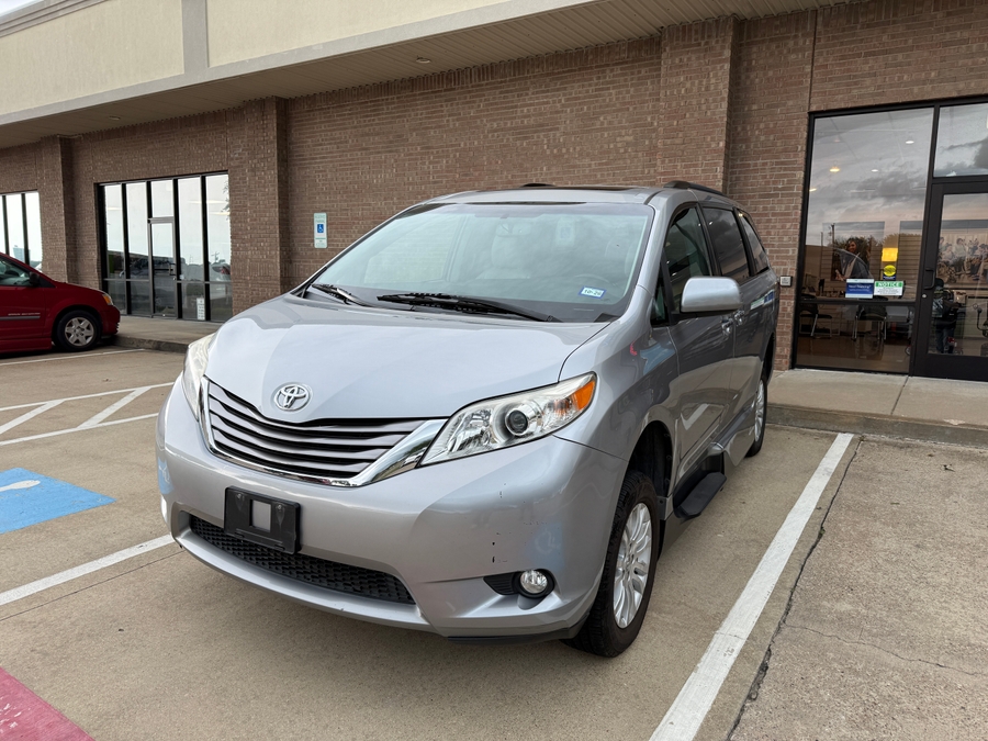 2017 Toyota Sienna XLE - Photo 15