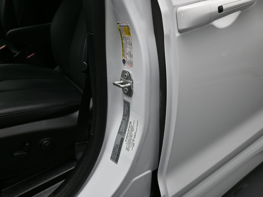 New 2025 Chrysler Pacifica Select Plus - BraunAbility Side Entry Entry In Floor Automatic Ramp