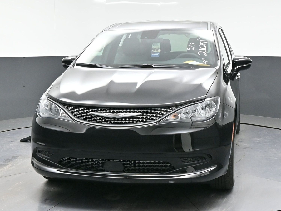 Black Chrysler Voyager image number 1