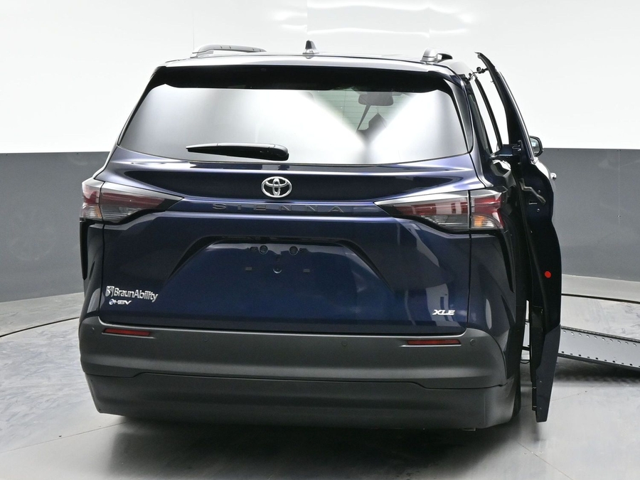 Blue Toyota Sienna image number 7