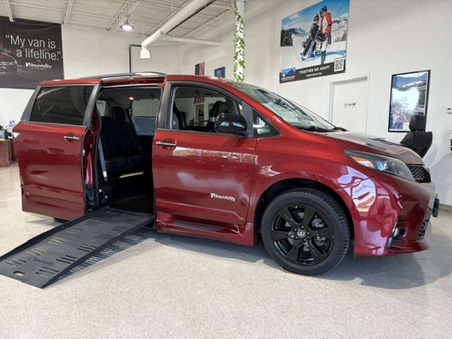 Used 2020 Toyota Sienna SE - BraunAbility Side Entry Fold Out Automatic Ramp