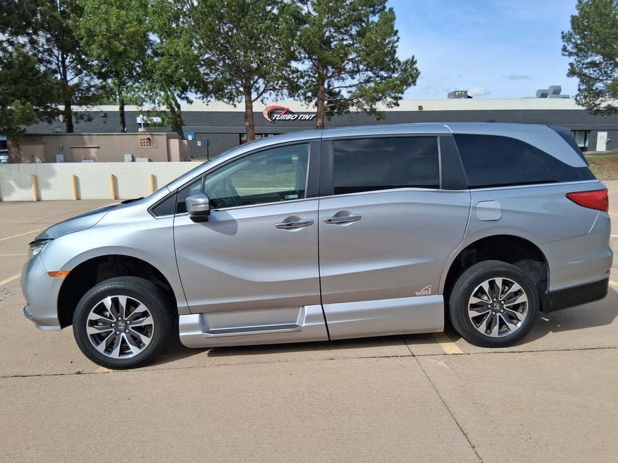 Silver Honda Odyssey image number 16