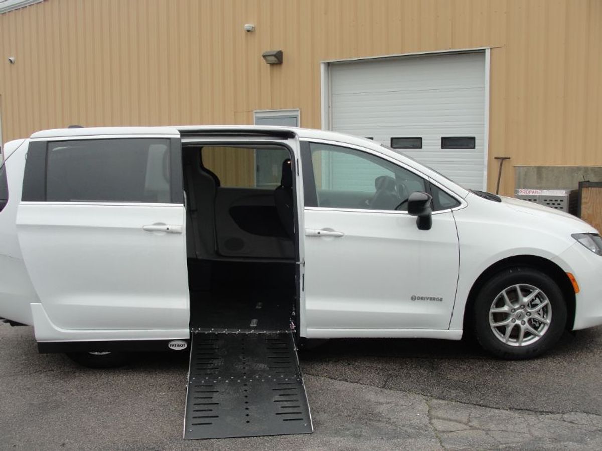 2024 CHRYSLER VOYAGER - Image 2