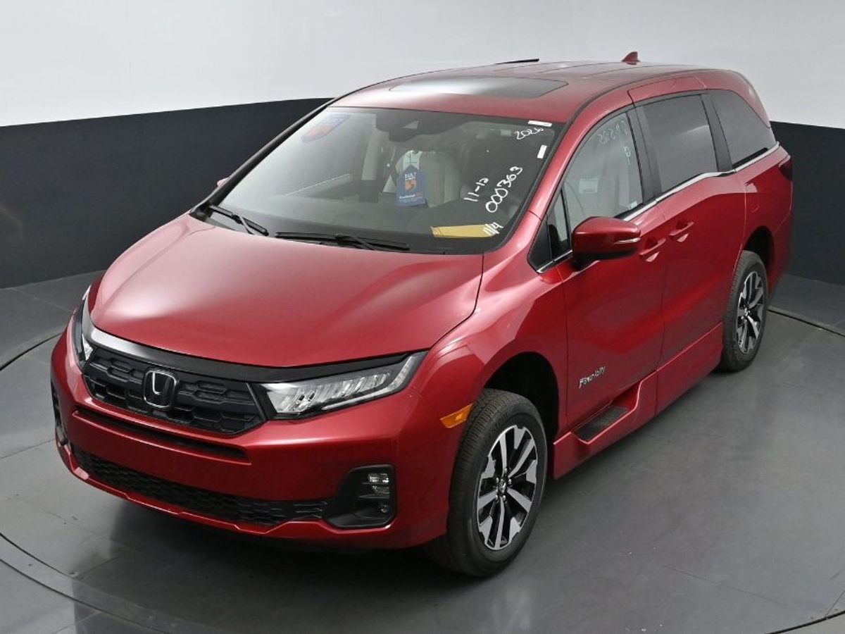 Red Honda Odyssey image number 22