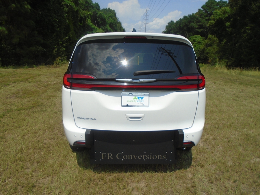 White Chrysler Pacifica image number 1