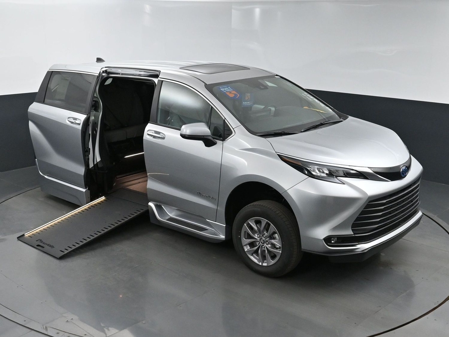New 2025 Toyota Sienna Hybrid XLE Base - BraunAbility Side Entry Entry In Floor Automatic Ramp