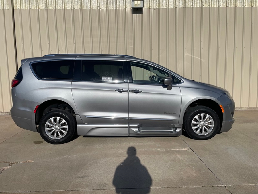 Used 2018 Chrysler Pacifica Touring L - BraunAbility Side Entry Fold Out Automatic Ramp