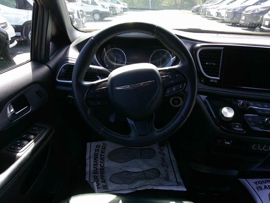 Black Chrysler Pacifica image number 11