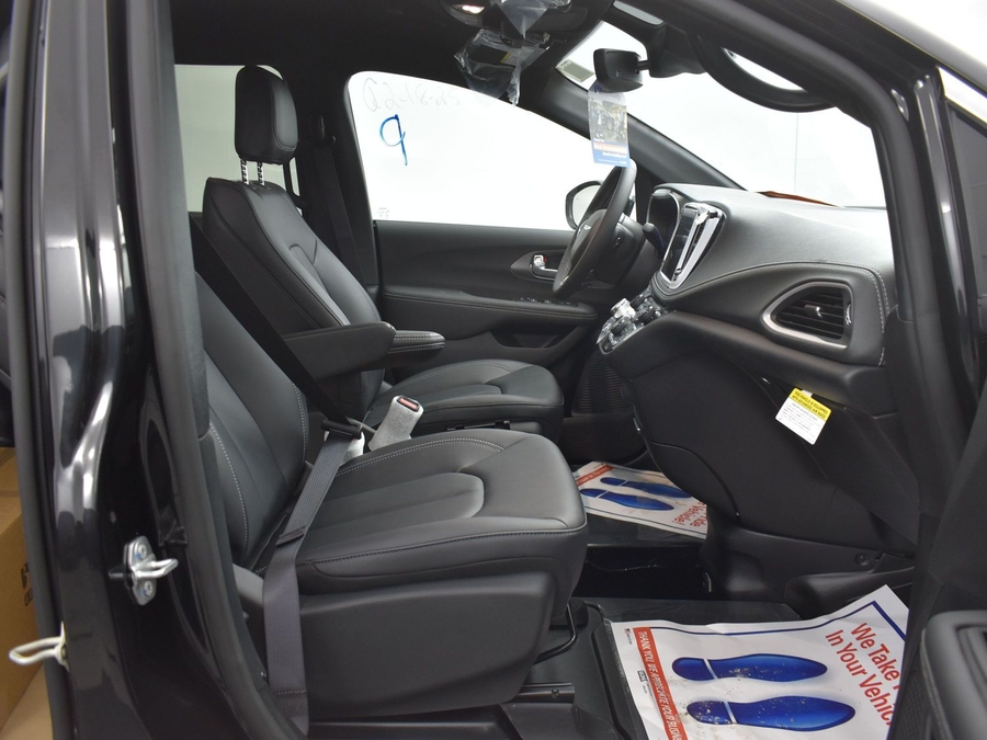 New 2025 Chrysler Pacifica Select Safety - BraunAbility Side Entry Entry In Floor Automatic Ramp