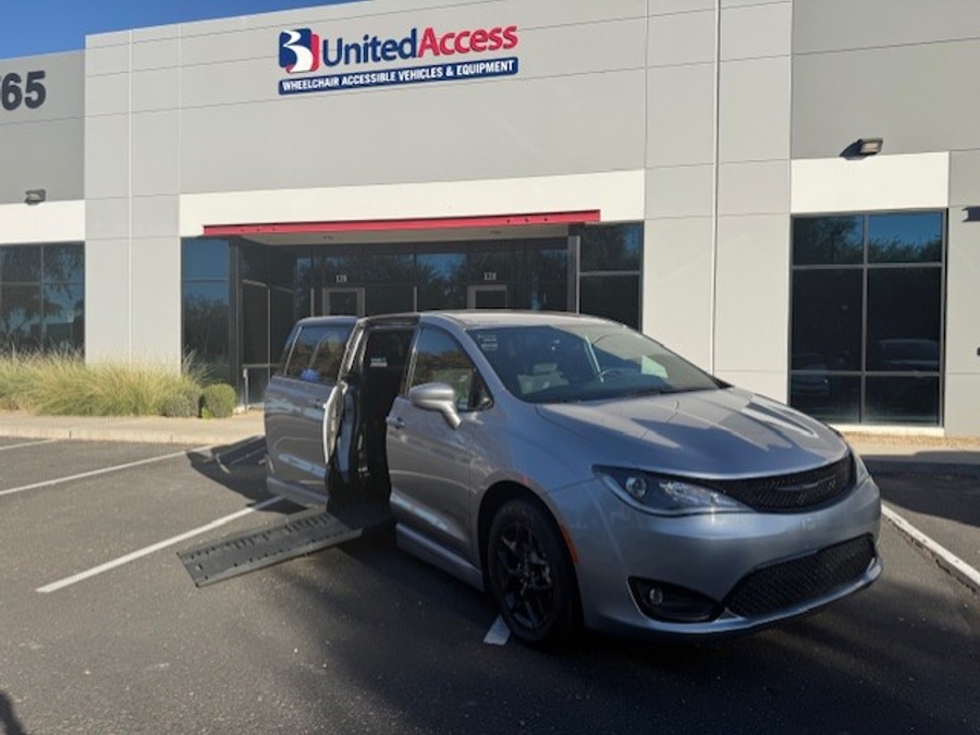 2019 Chrysler Pacifica Touring Plus's photo