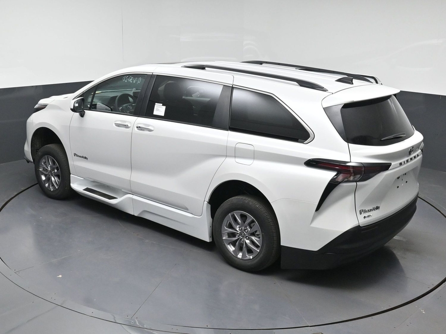 White Toyota Sienna image number 23