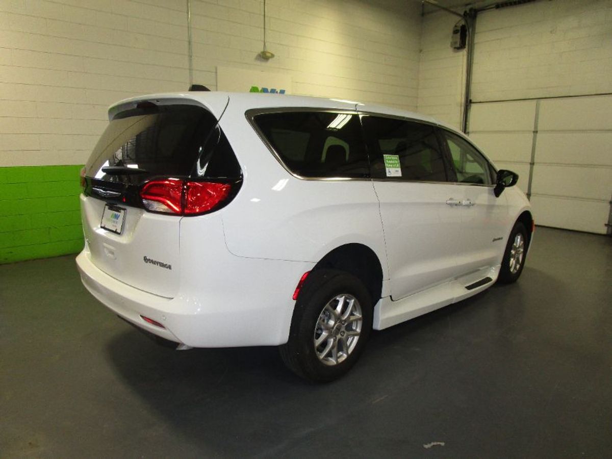 White Chrysler Voyager image number 9