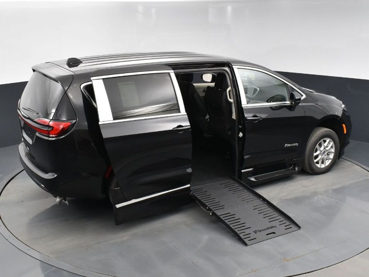 Black Chrysler Pacifica image number 16