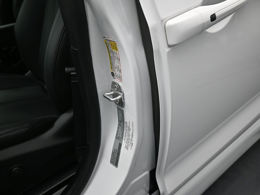 White Chrysler Pacifica image number 16