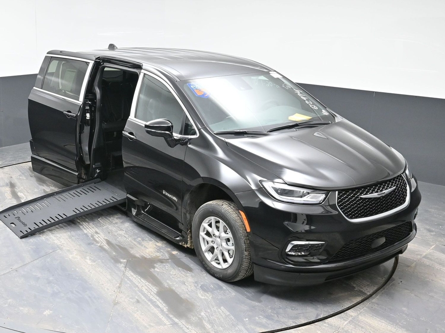 Black Chrysler Pacifica image number 11