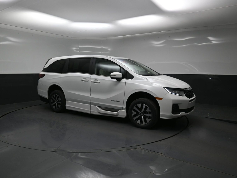 White Honda Odyssey image number 14