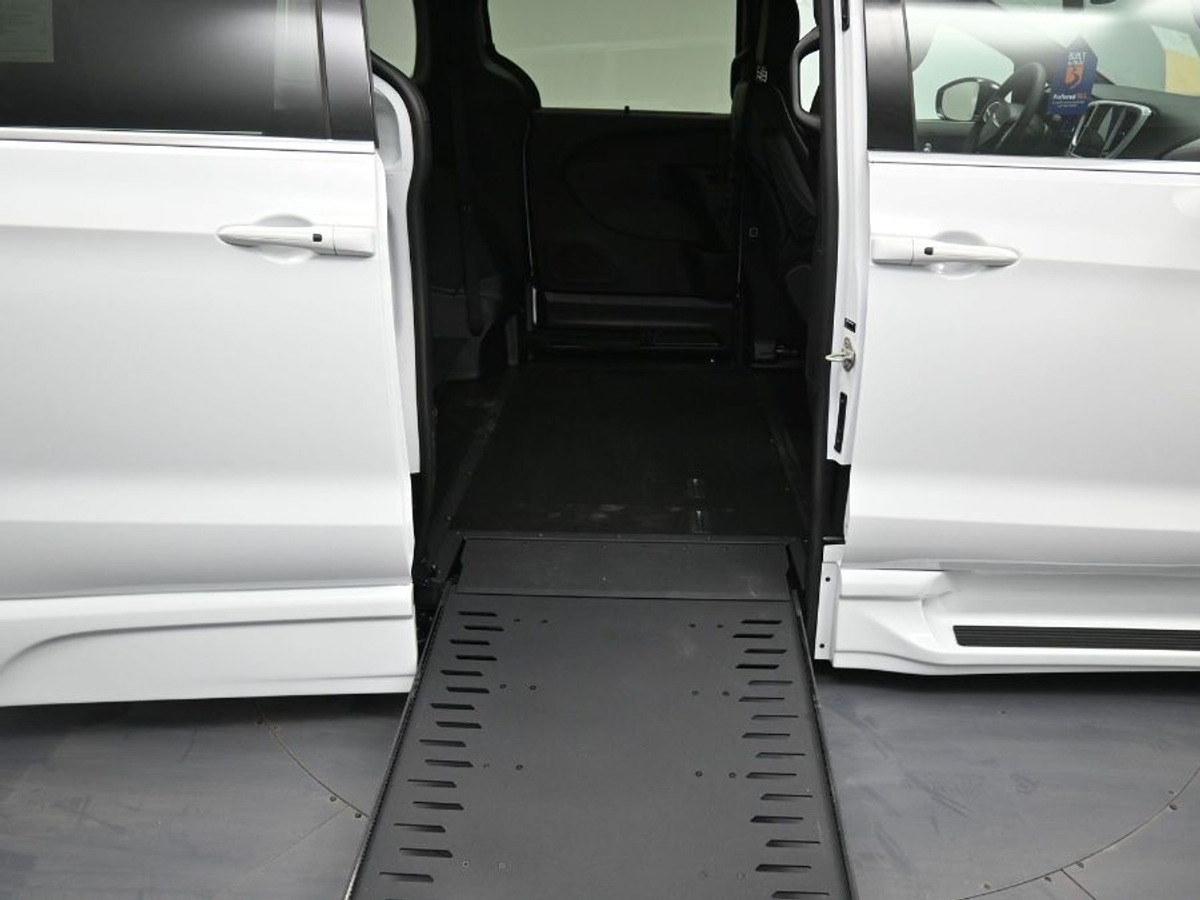 White Chrysler Pacifica image number 14