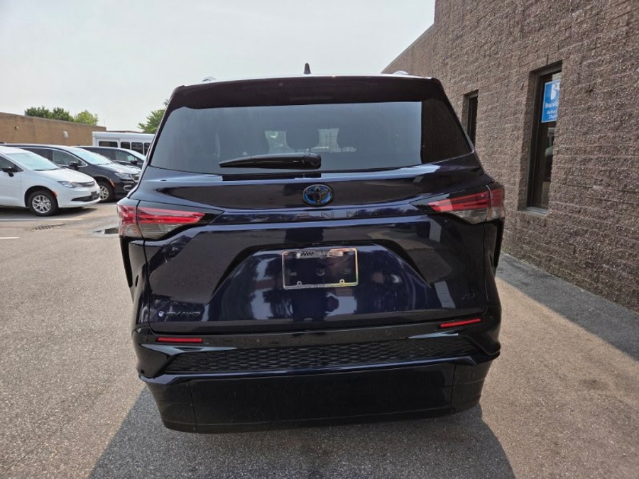 Blue Toyota Sienna image number 1