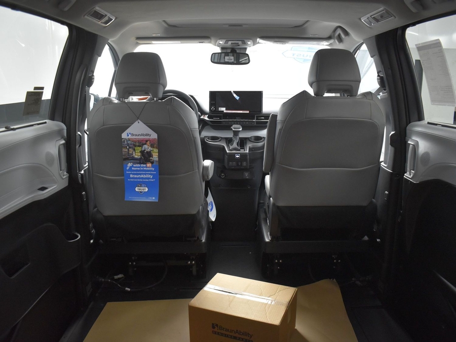 New 2025 Toyota Sienna Hybrid XLE Plus - BraunAbility Side Entry Entry In Floor Automatic Ramp