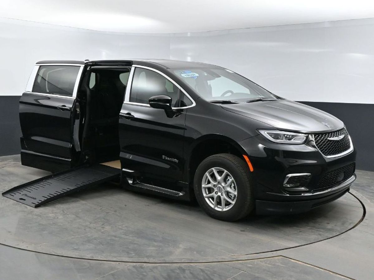 Black Chrysler Pacifica image number 16